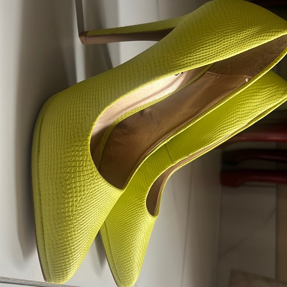 Charlotte Russe lemon lime snake print pumps - Picture 3 of 4